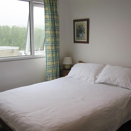 Freshwater Bay Holiday Cottages Пембрук Стая снимка