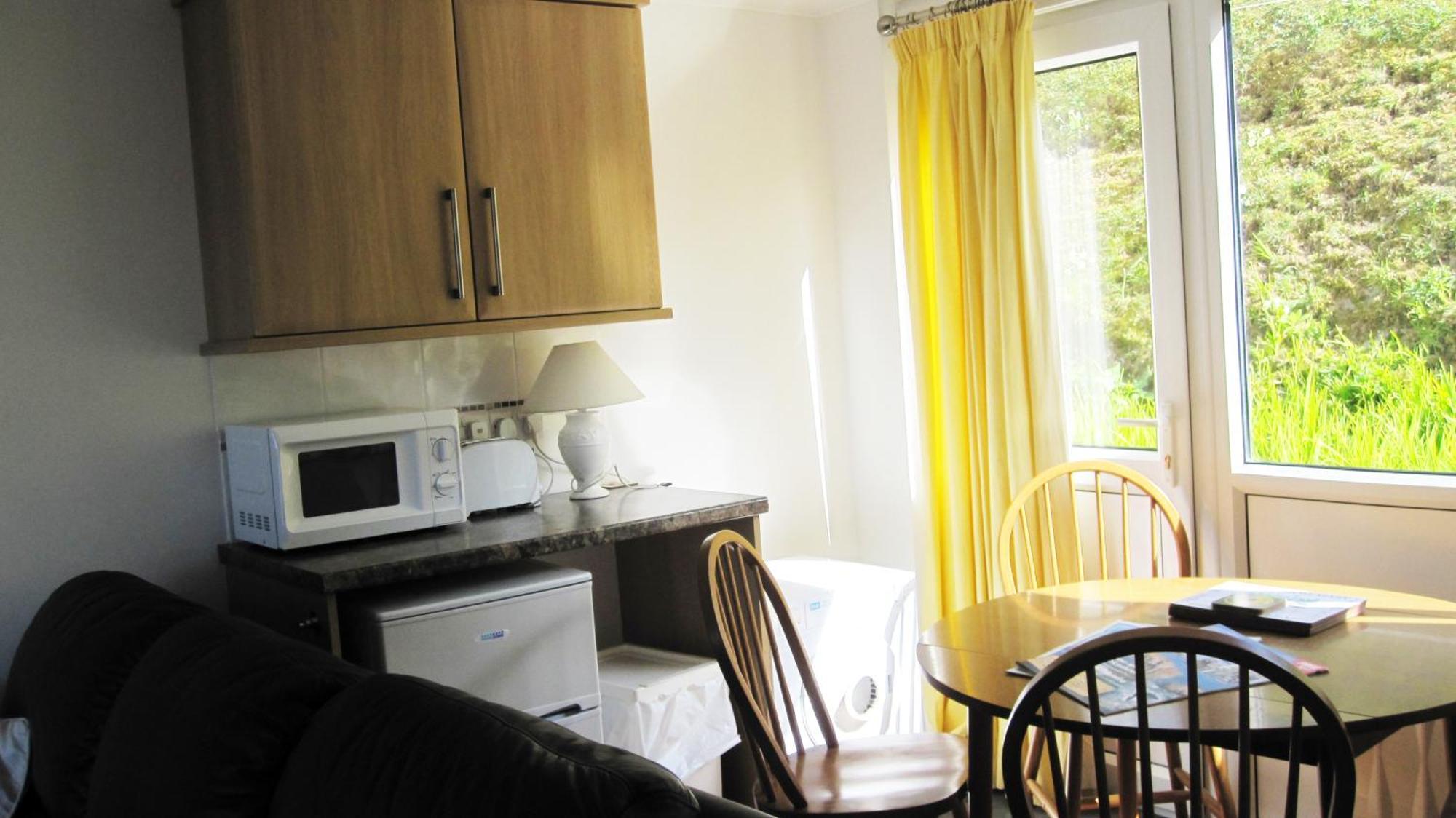 Freshwater Bay Holiday Cottages Пембрук Стая снимка